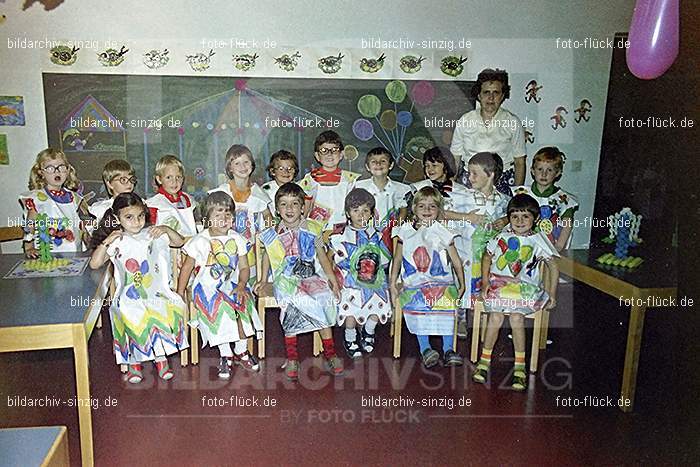 1975 Kirmes im Kath. Kindergarten St.Peter: KRKTKNSTPT-016313