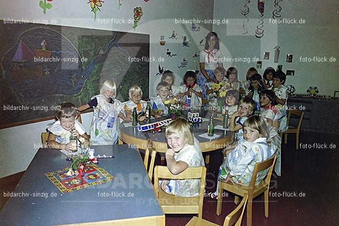 1975 Kirmes im Kath. Kindergarten St.Peter: KRKTKNSTPT-016316