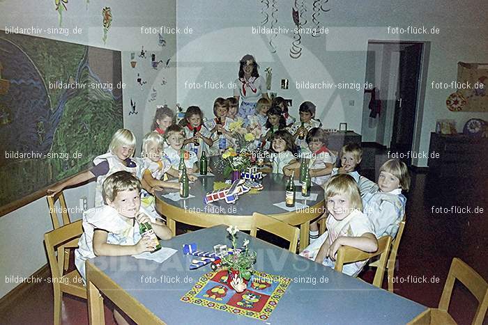 1975 Kirmes im Kath. Kindergarten St.Peter: KRKTKNSTPT-016317