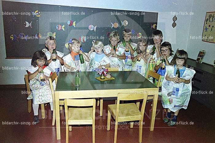1975 Kirmes im Kath. Kindergarten St.Peter: KRKTKNSTPT-016320