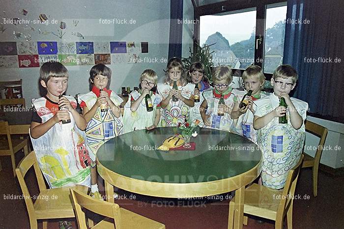 1975 Kirmes im Kath. Kindergarten St.Peter: KRKTKNSTPT-016321