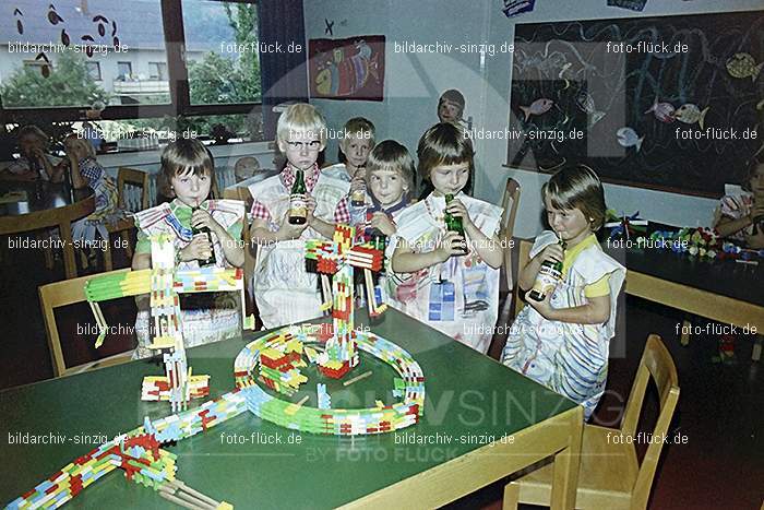 1975 Kirmes im Kath. Kindergarten St.Peter: KRKTKNSTPT-016322