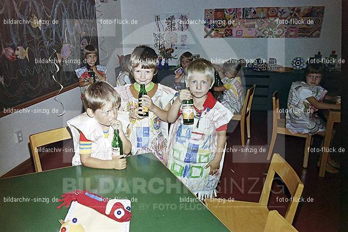 1975 Kirmes im Kath. Kindergarten St.Peter: KRKTKNSTPT-016323