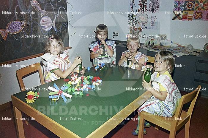 1975 Kirmes im Kath. Kindergarten St.Peter: KRKTKNSTPT-016324