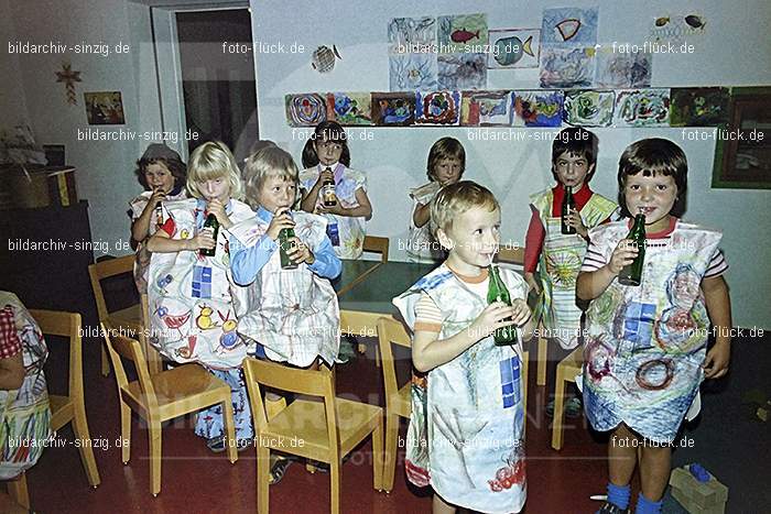 1975 Kirmes im Kath. Kindergarten St.Peter: KRKTKNSTPT-016325