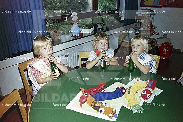 1975 Kirmes im Kath. Kindergarten St.Peter: KRKTKNSTPT-016326