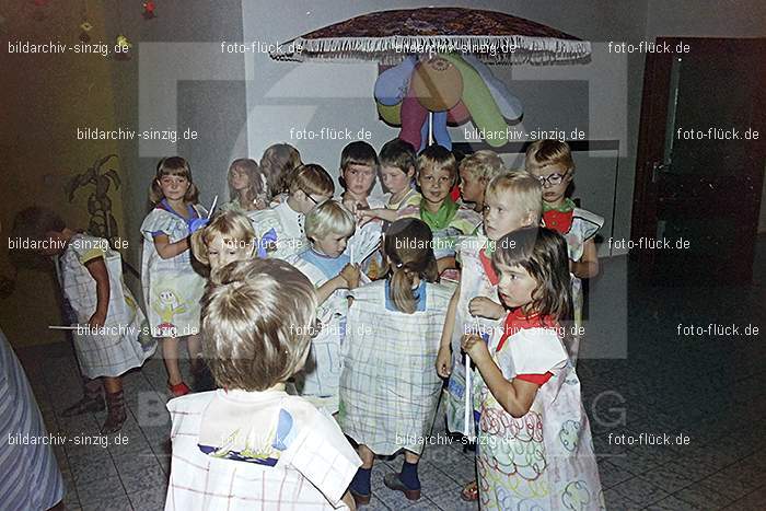 1975 Kirmes im Kath. Kindergarten St.Peter: KRKTKNSTPT-016327