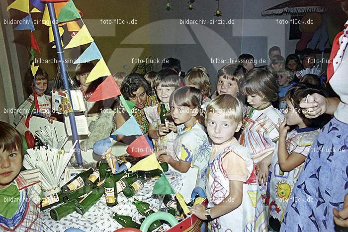 1975 Kirmes im Kath. Kindergarten St.Peter: KRKTKNSTPT-016328