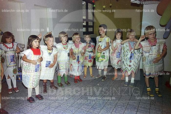 1975 Kirmes im Kath. Kindergarten St.Peter: KRKTKNSTPT-016329