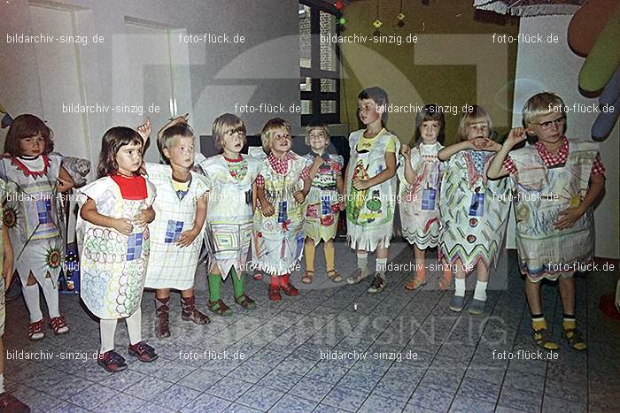 1975 Kirmes im Kath. Kindergarten St.Peter: KRKTKNSTPT-016329