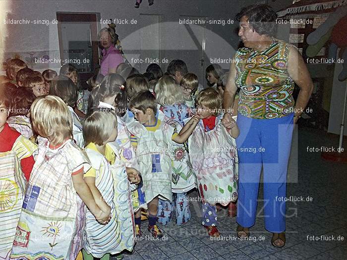 1975 Kirmes im Kath. Kindergarten St.Peter: KRKTKNSTPT-016330