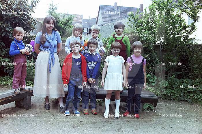 Abschlußfotos der Schulkinder vom Kath. Kindergarten St.Peter Sinzig 1981: BSSCKTKNSTPTSN-016333