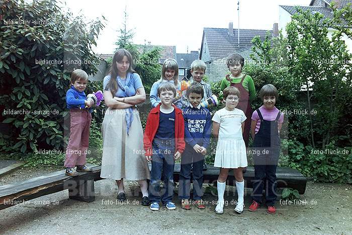 Abschlußfotos der Schulkinder vom Kath. Kindergarten St.Peter Sinzig 1981: BSSCKTKNSTPTSN-016334