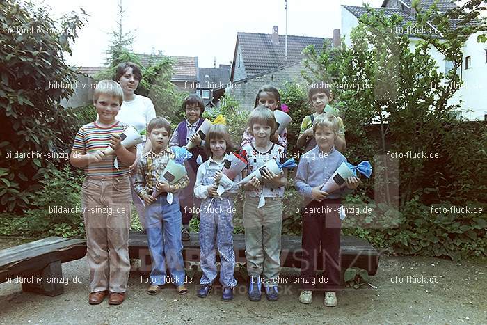 Abschlußfotos der Schulkinder vom Kath. Kindergarten St.Peter Sinzig 1981: BSSCKTKNSTPTSN-016335