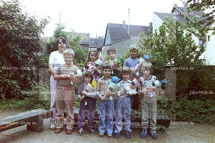 Abschlußfotos der Schulkinder vom Kath. Kindergarten St.Peter Sinzig 1981: BSSCKTKNSTPTSN-016336