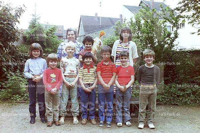 Abschlußfotos der Schulkinder vom Kath. Kindergarten St.Peter Sinzig 1981: BSSCKTKNSTPTSN-016337