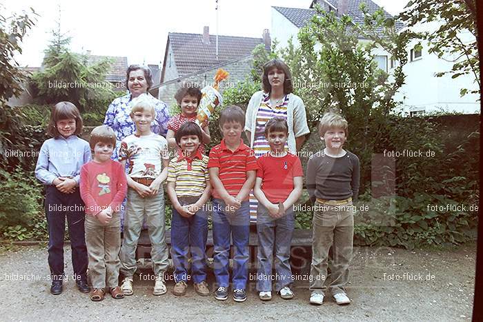 Abschlußfotos der Schulkinder vom Kath. Kindergarten St.Peter Sinzig 1981: BSSCKTKNSTPTSN-016338