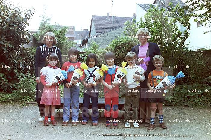 Abschlußfotos der Schulkinder vom Kath. Kindergarten St.Peter Sinzig 1981: BSSCKTKNSTPTSN-016339
