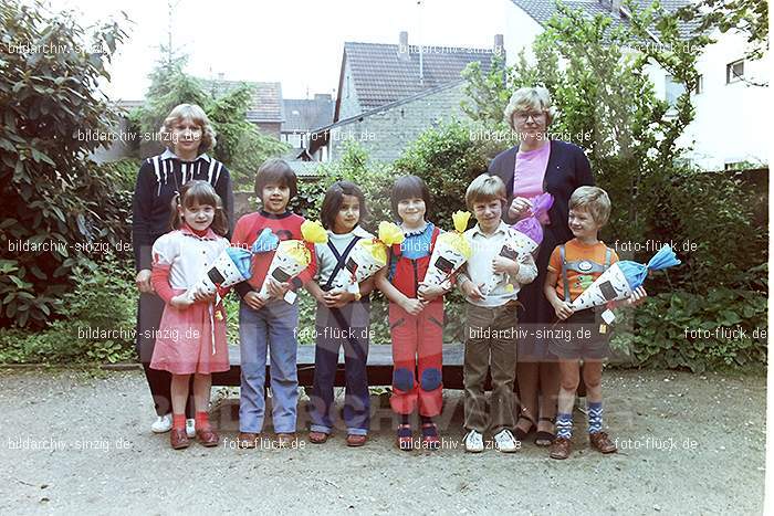Abschlußfotos der Schulkinder vom Kath. Kindergarten St.Peter Sinzig 1981: BSSCKTKNSTPTSN-016340