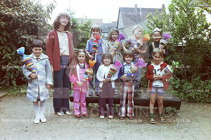 Abschlußfotos der Schulkinder vom Kath. Kindergarten St.Peter Sinzig 1981: BSSCKTKNSTPTSN-016341