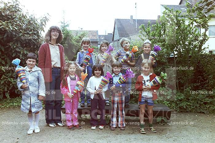 Abschlußfotos der Schulkinder vom Kath. Kindergarten St.Peter Sinzig 1981: BSSCKTKNSTPTSN-016342