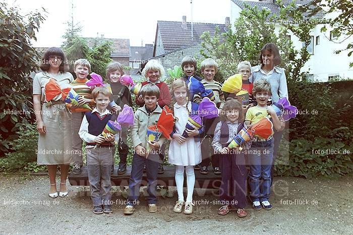 Abschlußfotos der Schulkinder vom Kath. Kindergarten St.Peter Sinzig 1981: BSSCKTKNSTPTSN-016343