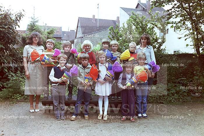 Abschlußfotos der Schulkinder vom Kath. Kindergarten St.Peter Sinzig 1981: BSSCKTKNSTPTSN-016344