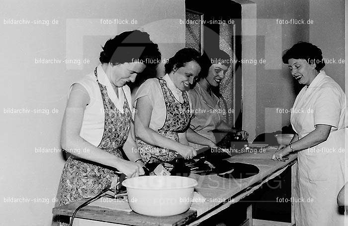 Kleiderfabrik JOBI Frauen bei der Arbeit: KLJBFRRB-001649
