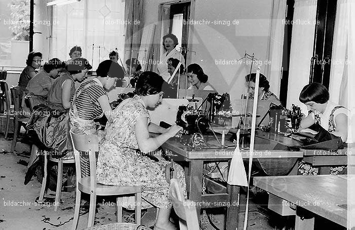 Kleiderfabrik JOBI Frauen bei der Arbeit: KLJBFRRB-001658