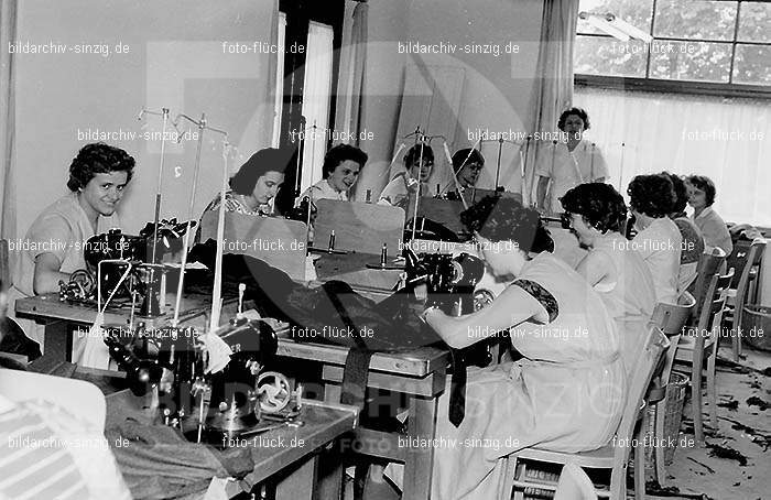 Kleiderfabrik JOBI Frauen bei der Arbeit: KLJBFRRB-001661
