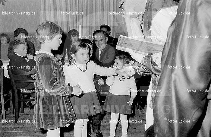 Weihnachtsfeier für Kinder in den 60er Jahren: WHFRKNR-001739