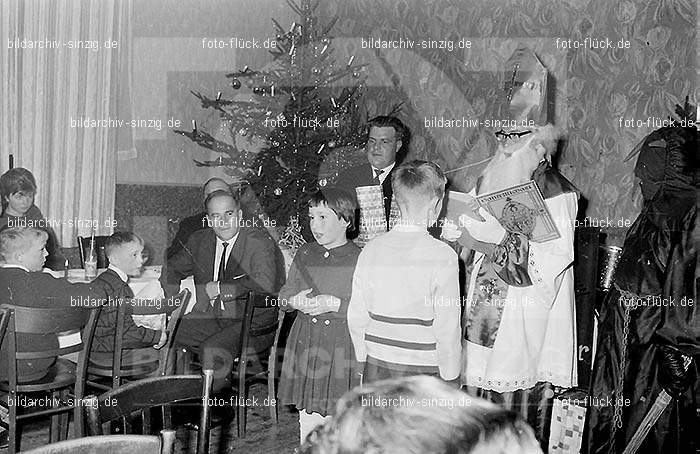 Weihnachtsfeier für Kinder in den 60er Jahren: WHFRKNR-001740