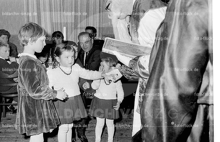 Weihnachtsfeier für Kinder in den 60er Jahren: WHFRKNR-001742