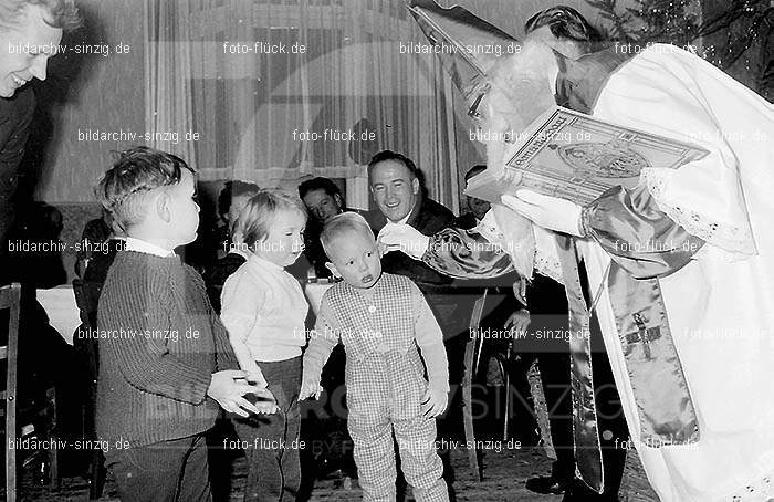 Weihnachtsfeier für Kinder in den 60er Jahren: WHFRKNR-001755