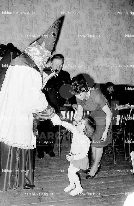 Weihnachtsfeier für Kinder in den 60er Jahren: WHFRKNR-001768