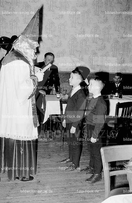 Weihnachtsfeier für Kinder in den 60er Jahren: WHFRKNR-001774