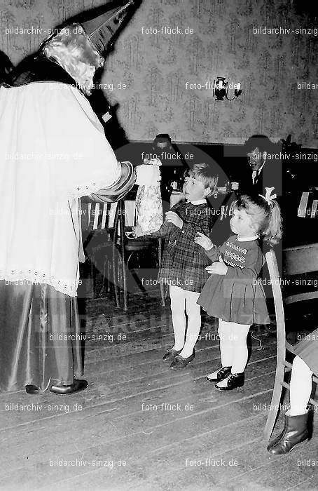 Weihnachtsfeier für Kinder in den 60er Jahren: WHFRKNR-001789