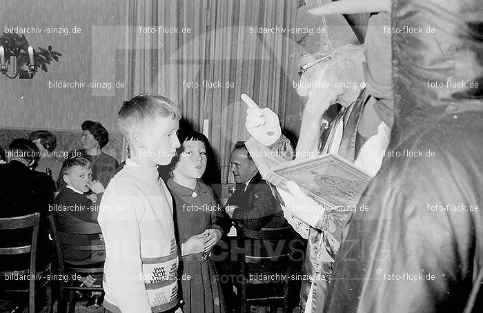 Weihnachtsfeier für Kinder in den 60er Jahren: WHFRKNR-001864