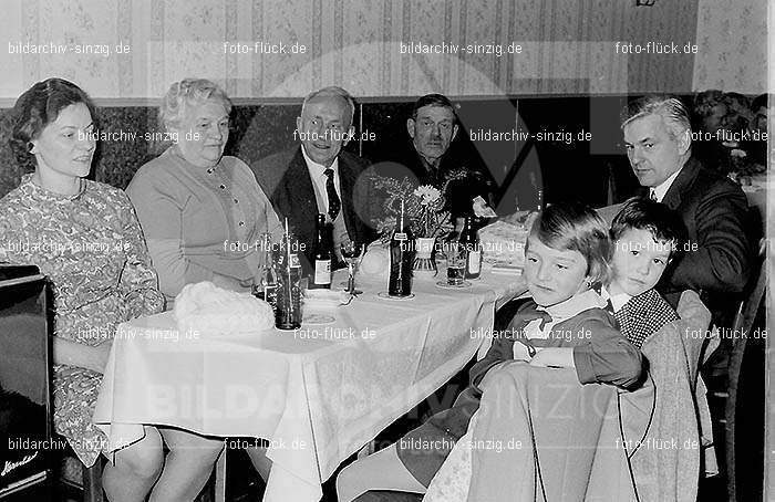 Weihnachtsfeier für Kinder in den 60er Jahren: WHFRKNR-001871