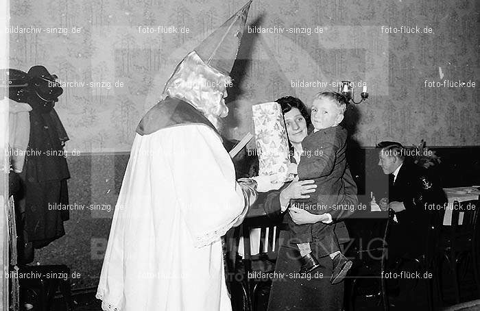 Weihnachtsfeier für Kinder in den 60er Jahren: WHFRKNR-001875