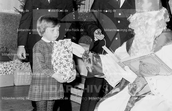 Weihnachtsfeier für Kinder in den 60er Jahren: WHFRKNR-001880