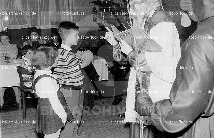 Weihnachtsfeier für Kinder in den 60er Jahren: WHFRKNR-001896