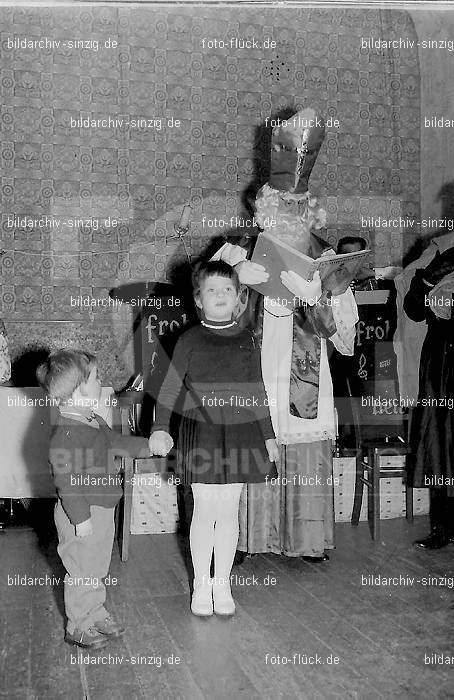 Weihnachtsfeier für Kinder in den 60er Jahren: WHFRKNR-001898