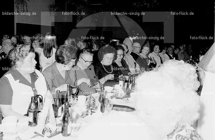 Arbeiter Wohlfahrt Weihnachtsfeier im Helenensaal 1972: RBWHWHHL-001925