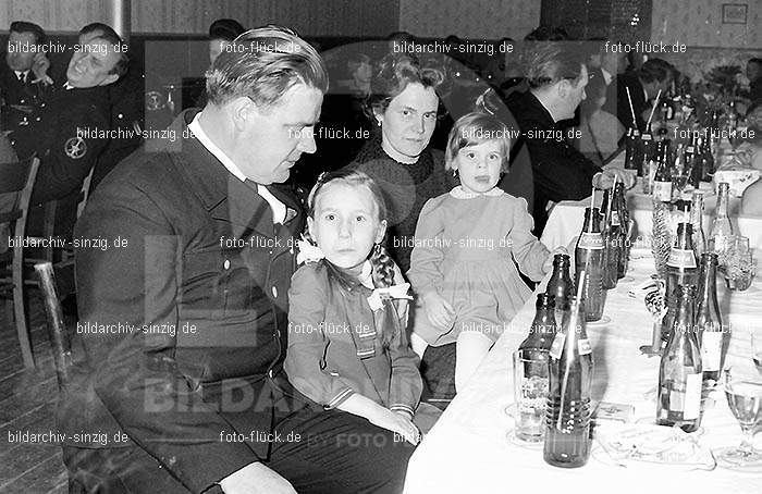 Weihnachtsfeier für Kinder in den 60er Jahren: WHFRKNR-001943