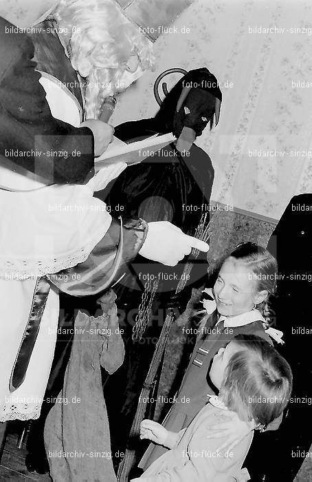 Weihnachtsfeier für Kinder in den 60er Jahren: WHFRKNR-001946