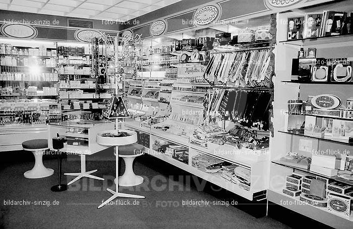 Eröffnung des Geschäftes „Der Seifen Platz“ im Oktober 1972 in Sinzig am Markt: RFGSSFPLKTSNMR-002053