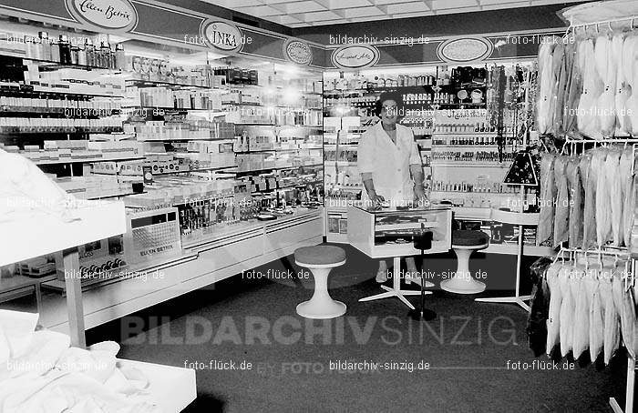 Eröffnung des Geschäftes „Der Seifen Platz“ im Oktober 1972 in Sinzig am Markt: RFGSSFPLKTSNMR-002059