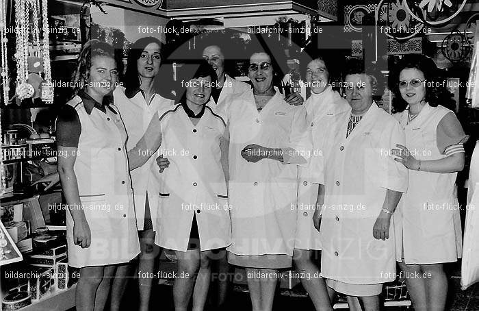 Eröffnung des Geschäftes „Der Seifen Platz“ im Oktober 1972 in Sinzig am Markt: RFGSSFPLKTSNMR-002061