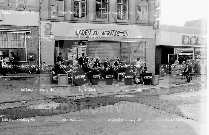 Eröffnung des Geschäftes „Der Seifen Platz“ im Oktober 1972 in Sinzig am Markt: RFGSSFPLKTSNMR-002073